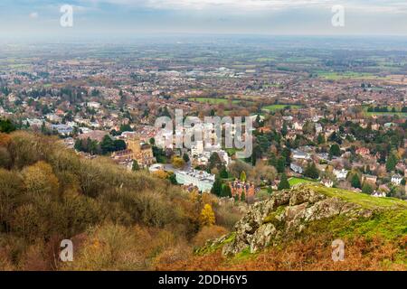 Una vista autunnale di Great Malvern dalle colline di Malvern attraverso rocce di granito, Worcestershire, Inghilterra Foto Stock