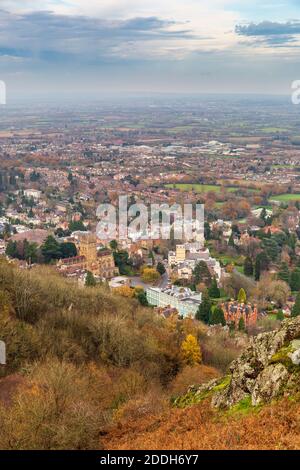 Una vista autunnale di Great Malvern dalle colline di Malvern attraverso rocce di granito, Worcestershire, Inghilterra Foto Stock