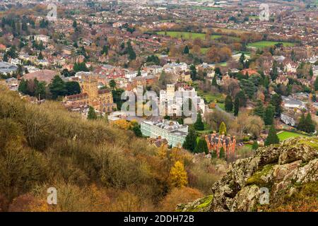 Una vista autunnale di Great Malvern dalle colline di Malvern attraverso rocce di granito, Worcestershire, Inghilterra Foto Stock