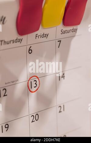 Pagina del calendario con data contrassegnata di venerdì 13. Foto Stock