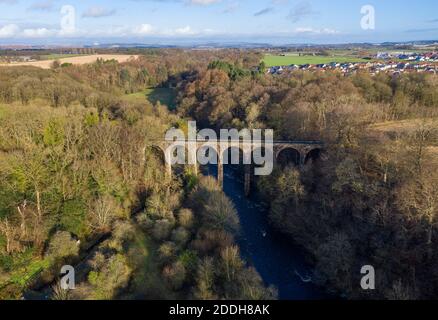 Vista aerea del viadotto ferroviario Camps che attraversa il fiume Almond nel parco Almondell e Calderwood Country, East Calder, West Lothian. Foto Stock