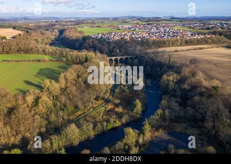 Vista aerea del viadotto ferroviario Camps che attraversa il fiume Almond nel parco Almondell e Calderwood Country, East Calder, West Lothian. Foto Stock