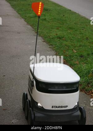 "Ciao! Sono il vostro robot di consegna Starship; questi piccoli buggy bianchi stanno ora viaggiando per le strade di Northampton, consegnando gli ordini di generi alimentari online Foto Stock
