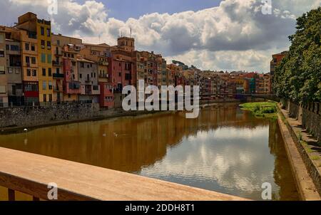 Colorati edifici Girona lungo il fiume Foto Stock