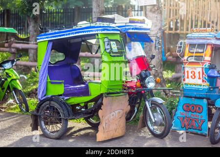 Un triciclo costruito su misura, un veicolo passeggeri locale, a Mindanao, Filippine Foto Stock