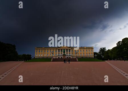 Le nuvole scure si radunano sul palazzo reale di Oslo. Foto di alta qualità Foto Stock