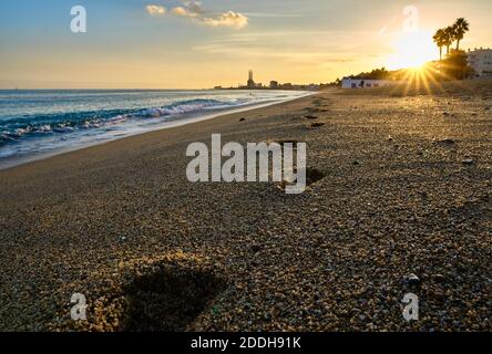 Concentratevi sul secondo gradino sulla spiaggia al tramonto Tempo a Badalona Spagna con una dissolvenza del paesaggio sullo sfondo Foto Stock