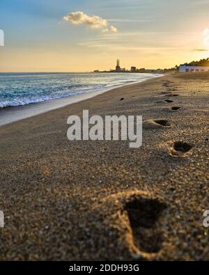 Concentratevi sul secondo gradino sulla spiaggia al tramonto Tempo a Badalona Spagna con una dissolvenza del paesaggio sullo sfondo Foto Stock