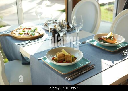 Pranzo nel ristorante. Piatti deliziosi su un tavolo ben servito. Foto Stock