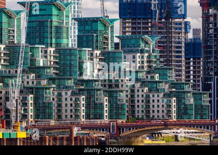Vista sul Tamigi verso gli edifici lungo il fiume Vauxhall e St George Wharf Foto Stock