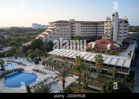 Vista panoramica aerea del resort hotel sulla costa mediterranea. Splendida vista sull'hotel moderno e sulla piscina. Vacanza in turchia resort. Beautifu Foto Stock