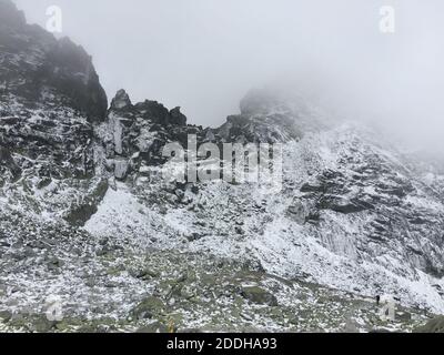 Montagne rocciose ricoperte di neve, cima di Rysy, alta montagna Tatra, Slovacchia Foto Stock