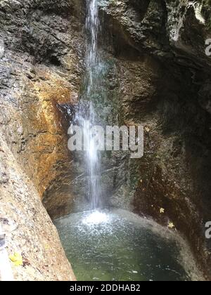 Percorso Sucha Bela nel parco nazionale Slovakia Paradise, vista escursionistica di ottobre con cascata. Foto Stock