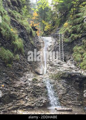 Percorso Sucha Bela nel parco nazionale Slovakia Paradise, vista escursionistica di ottobre con cascata. Foto Stock