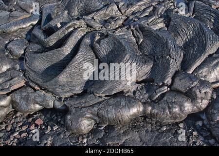 Un primo piano di un recente flusso di lava che mostra i bellissimi modelli creati, sulla costa orientale dell'isola delle Hawaii, Hawaii, USA Foto Stock