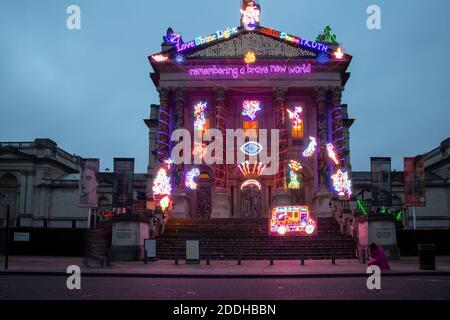 Londra, Inghilterra - Novembre 25 2020: Ricordare un nuovo mondo coraggioso - una colorata e illuminata commissione Tate Britain di China Kumari Singh Burman Foto Stock