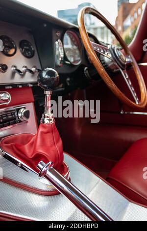 1962 Jaguar Serie 1 e-Type. Vista interna con freno a mano, leva del cambio e volante. Foto Stock