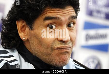 File photo datato 07-09-2020 di file photo datato 18-11-2008 di Allenatore argentino Diego Maradona Foto Stock