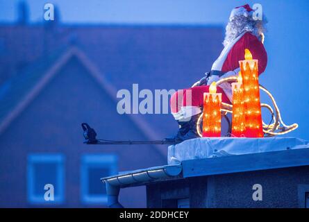 25 novembre 2020, Meclemburgo-Pomerania occidentale, Schönberg: Una figura illuminata di Babbo Natale si trova sul baldacchino di un edificio residenziale. Molti proprietari di abitazione attualmente decorano le loro proprietà con le luci di Natale. Foto: Jens Büttner/dpa-Zentralbild/dpa Foto Stock