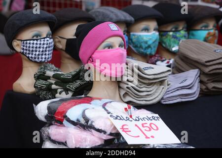 Amsterdam, Paesi Bassi. 25 Nov 2020. Mascherine per il viso in vendita presso il mercato Albert Cuyp in mezzo alla pandemia di Coronavirus il 25 novembre 2020 ad Amsterdam, Paesi Bassi. I Paesi Bassi hanno la maggiore contrazione economica dalla seconda guerra mondiale durante la crisi del coronavirus. Il governo ha deciso di estendere i precedenti pacchetti di emergenza per il sostegno alle imprese, ai lavoratori autonomi e ai dipendenti (fino ad oggi 62 miliardi di euro) di nove mesi a partire dal 1° ottobre 2020. Ciò significa che i dipendenti e le aziende. (Foto di Paulo Amorim/Sipa USA) Credit: Sipa USA/Alamy Live News Foto Stock