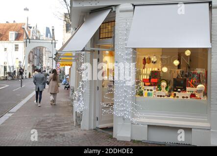 Amsterdam, Paesi Bassi. 25 Nov 2020. Il 25 novembre 2020 ad Amsterdam, nei Paesi Bassi, si passa davanti a una boutique in via Staalstraat, in mezzo alla pandemia di Coronavirus. I Paesi Bassi hanno la maggiore contrazione economica dalla seconda guerra mondiale durante la crisi del coronavirus. Il governo ha deciso di estendere i precedenti pacchetti di emergenza per il sostegno alle imprese, ai lavoratori autonomi e ai dipendenti (fino ad oggi 62 miliardi di euro) di nove mesi a partire dal 1° ottobre 2020. Ciò significa che i dipendenti e le aziende. (Foto di Paulo Amorim/Sipa USA) Credit: Sipa USA/Alamy Live News Foto Stock