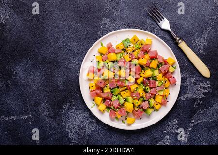 Tartare di insalata di avocado al tonno mango servito con cipolle verdi e semi di sesamo. Foto Stock