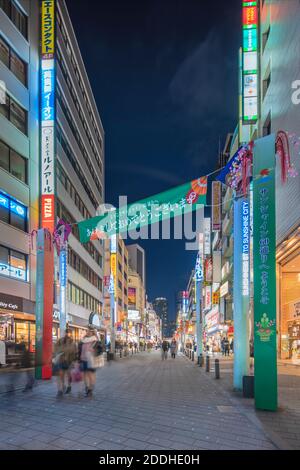 ikebukuro, giappone - dicembre 31 2019: Vista notturna della folla sulla traversata pedonale della Sunshine 60 Street che conduce alla famosa strada otomo dicembre Foto Stock