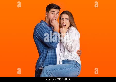 OMG, che cosa è questo e ritratto di coppia spaventato, emozioni umane ed espressione facciale Foto Stock