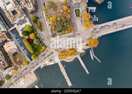 Vista aerea dall'alto dell'area del lungomare di Zurigo dove Il fiume Limmat incontra il lago di Zurigo in Svizzera Foto Stock