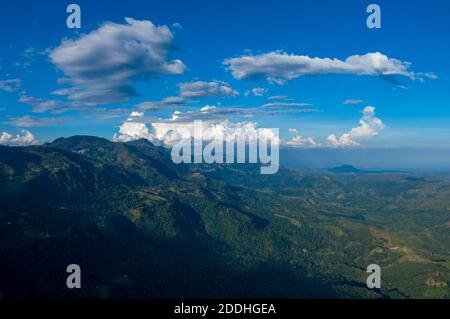 Incredibile vista delle basse terre meridionali dello Sri Lanka dall'Haputale. Foto Stock