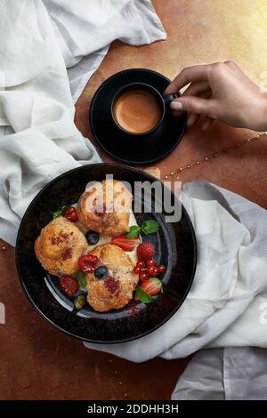 Fritelle dolci tradizionali per la colazione a Venezia. Dolci italiani. Foto Stock