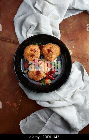 Fritelle dolci tradizionali per la colazione a Venezia. Dolci italiani. Foto Stock