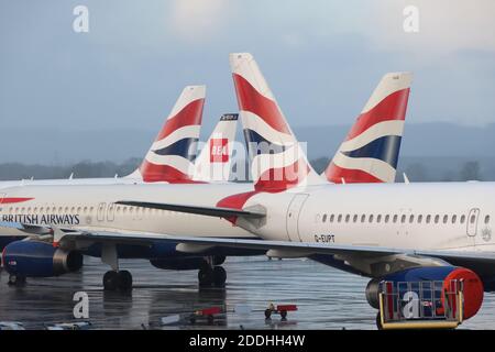 Glasgow, Scozia, Regno Unito. 25 novembre 2020. Una speciale livrea BEA (British European Airways) airbus è stata aggiunta agli aerei British Airways "Nowhere to go" parcheggiati all'aeroporto internazionale di Glasgow durante le attuali norme di blocco pandemiche nel Regno Unito. Credito. Douglas Carr/Alamy Live News Foto Stock