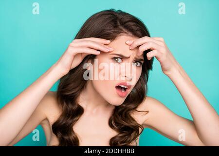 Primo piano vista ritratto della sua bella lei irritata irritata capelli ondulati teen ragazza che tocca pulito chiaro sensibile fronte isolato luminoso vivace brillare Foto Stock