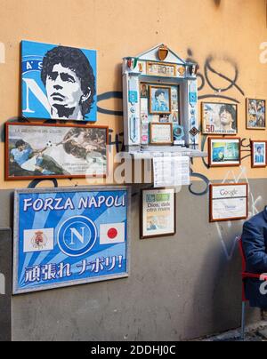 Napoli, Italia - 10 ottobre 2013: Altare di Maradona fuori dal bar Nilo, ha portato la vetta del calcio europeo il Napoli vincendo due titoli di campionato Foto Stock