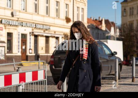 11-23-2020. Praga, Repubblica Ceca. Persone che camminano e parlano fuori durante il coronavirus (COVID-19) alla fermata della metropolitana Hradcanska a Praga 6. Donna con Foto Stock