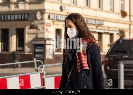 11-23-2020. Praga, Repubblica Ceca. Persone che camminano e parlano fuori durante il coronavirus (COVID-19) alla fermata della metropolitana Hradcanska a Praga 6. Donna con Foto Stock