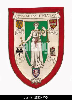 Banner Suffragist, West Midland Federation, 1912, banner a forma di scudo, con figura di giustizia centrale. Applicato, verniciato, bordato con treccia metallica e retro in cotone twill bianco., tessili, Donne, Femminista, Femminista, Femminile, Storia sociale, suffragio delle Donne, storia di Birmingham Foto Stock