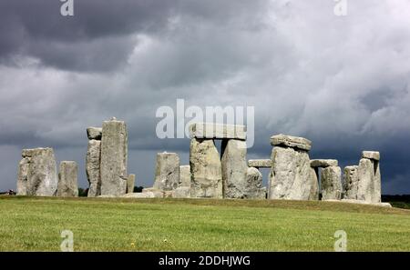 Stonehenge in una giornata nuvolosa Foto Stock