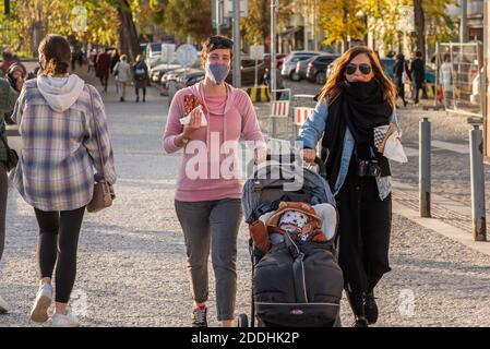 11-23-2020. Praga, Repubblica Ceca. Persone che camminano e parlano fuori durante il coronavirus (COVID-19) alla fermata della metropolitana Hradcanska a Praga 6. Donna con Foto Stock