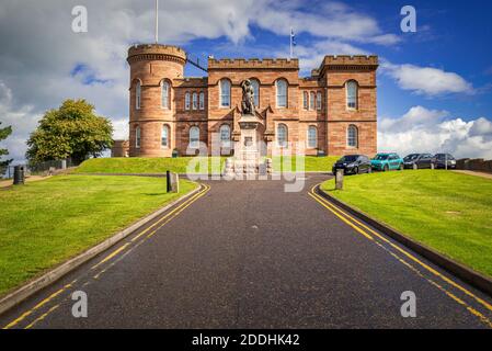 Castello di Inverness su una collina verde Foto Stock