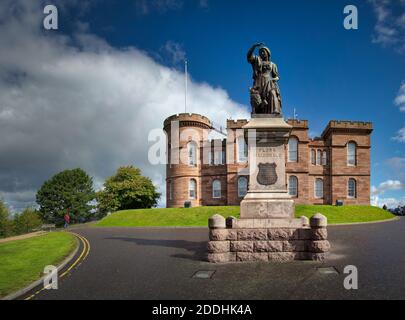 Castello di Inverness su una collina verde Foto Stock