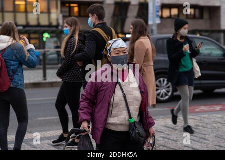 11-23-2020. Praga, Repubblica Ceca. Persone che camminano e parlano fuori durante il coronavirus (COVID-19) alla fermata della metropolitana Hradcanska a Praga 6. Donna con Foto Stock