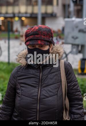 11-23-2020. Praga, Repubblica Ceca. Persone che camminano e parlano fuori durante il coronavirus (COVID-19) alla fermata della metropolitana Hradcanska a Praga 6. Donna con Foto Stock