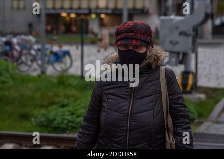 11-23-2020. Praga, Repubblica Ceca. Persone che camminano e parlano fuori durante il coronavirus (COVID-19) alla fermata della metropolitana Hradcanska a Praga 6. Donna con Foto Stock