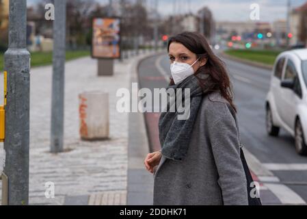 11-23-2020. Praga, Repubblica Ceca. Persone che camminano e parlano fuori durante il coronavirus (COVID-19) alla fermata della metropolitana Hradcanska a Praga 6. Donna con Foto Stock