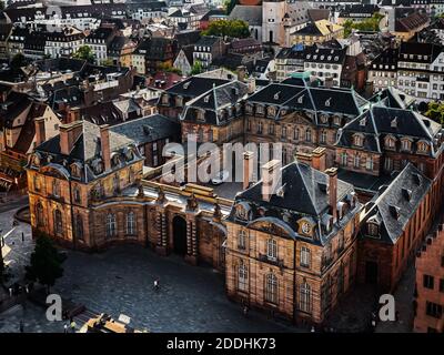 Vista aerea della città di Strasburgo. Giorno di sole. Tetti in tegole rosse. Palais Rohan, Palazzo Rohan. Foto Stock