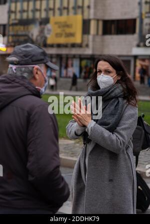 11-23-2020. Praga, Repubblica Ceca. Persone che camminano e parlano fuori durante il coronavirus (COVID-19) alla fermata della metropolitana Hradcanska a Praga 6. Donna con Foto Stock