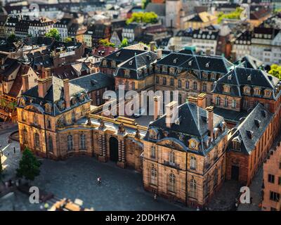 Vista aerea della città di Strasburgo. Giorno di sole. Tetti in tegole rosse. Palais Rohan, Palazzo Rohan. Foto Stock