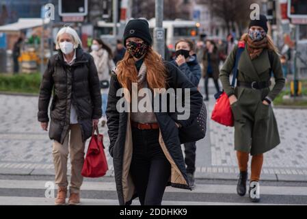 11-23-2020. Praga, Repubblica Ceca. Persone che camminano e parlano fuori durante il coronavirus (COVID-19) alla fermata della metropolitana Hradcanska a Praga 6. Donna con Foto Stock